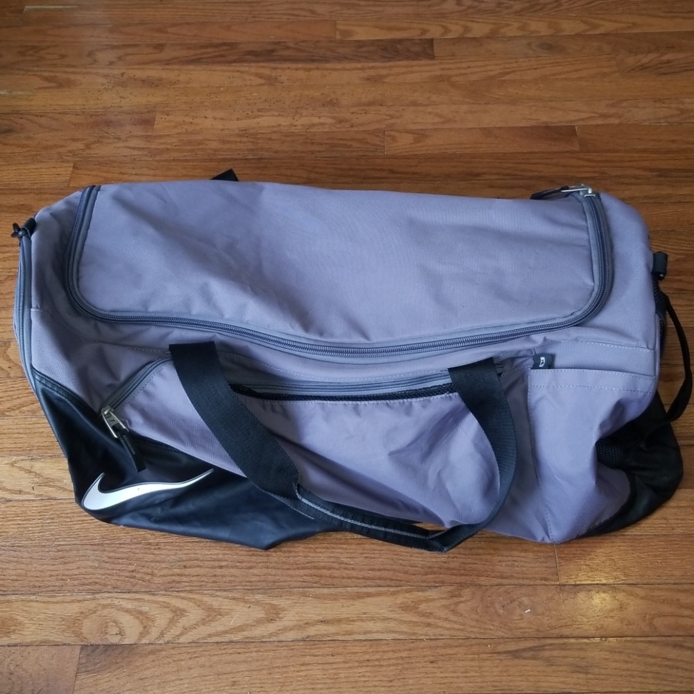 Large nike duffle bag 30x12x14 See Pics